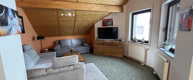 Ferienwohnung Wohnzimmer renoviert 2023